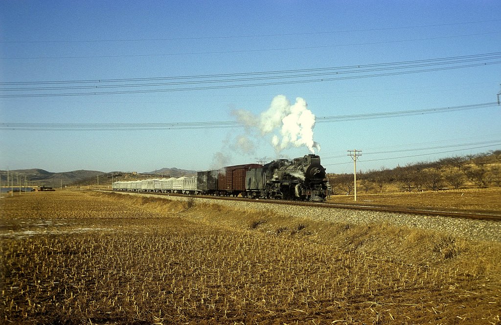 JS 6243  Steinbruchbahn Huludao  bei Yetun  25.12.03