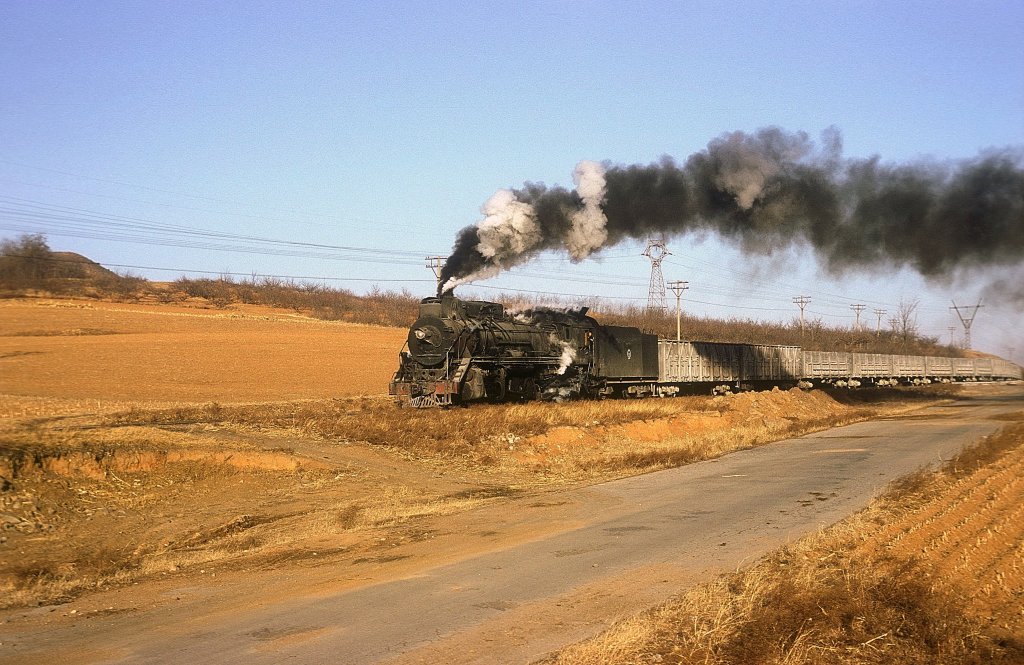JS 6243  Steinbruchbahn  Huludao  bei Yetun  25.12.03