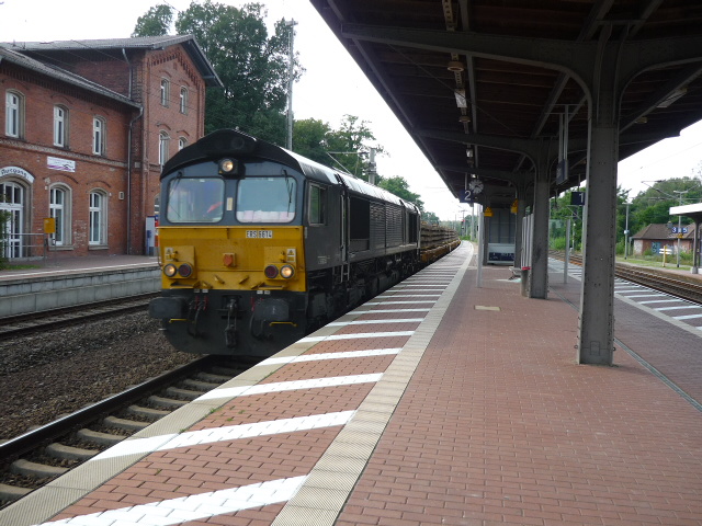 JT-26 ERS 5614 durchfhrt den Bahnhof Gifhorn mit einem Schwellenzug. aufgenommen am 21.08.2010.
