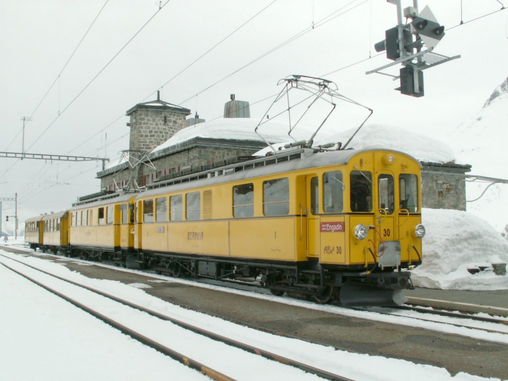 Jubilum 100 Jahre Berninabahn.Der historische Zug der Berninabahn mit ABe 4/4 Nr.34 und 30(1909/1911)den Wagen C 114 und BC 110 beim einem Zwischenhalt auf der Rckfahrt von Tirano nach St.Moritz,in Alp Grm.28.03.10



 

