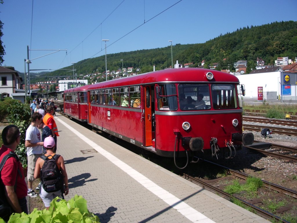 Jubilum „150 Jahre Bahnlinie Turgi – Koblenz – Waldshut“ am Wochenende vom 22. und 23. August 2009. Ex DB Schienenbus mit Steuerwagen (heute DDM) im Bahnhof Waldshut auf Gleis 5 (SBB) nach Koblenz (Schweiz). Vorne im Bild ist der Steuerwagen 996 701 – 9 (VS) und hinten ist der Triebwagen 796 739 – 1 (VT) zu sehen. Diese beiden Fahrzeuge waren zum Jubilum „150 Jahre Bahnlinie Turgi – Koblenz – Waldshut“ whrend den zwei Tagen vom 22. und 23. August 2009 auf der Strecke Koblenz – Waldshut im Einsatz. Dieses Bild wurde am Sonntag den 23. August 2009 in Waldshut gemacht. Aufnahmedatum: 23.08.2009.