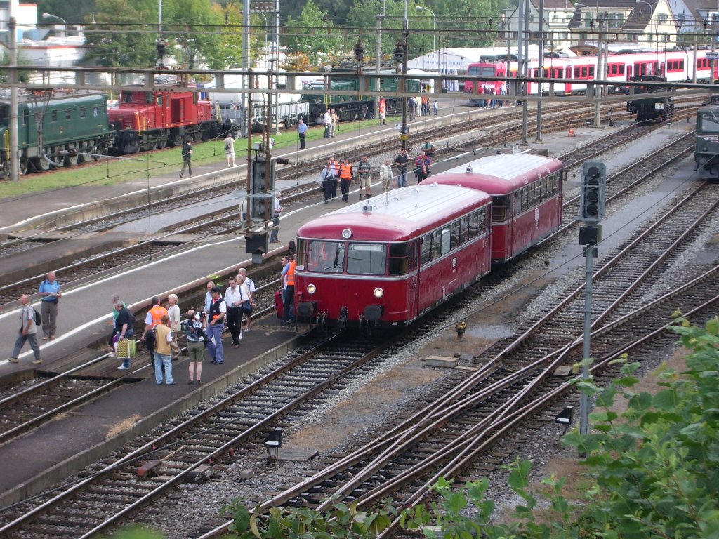 Jubilum „150 Jahre Bahnlinie Turgi – Koblenz – Waldshut“ am Wochenende vom 22. und 23. August 2009. Ex DB Schienenbus mit Steuerwagen (heute DDM) im Bahnhof Koblenz (Schweiz) auf Gleis 4 (SBB). Vorne im Bild ist der Steuerwagen 996 701 – 9 (VS) und hinten ist der Triebwagen 796 739 – 1 (VT) zu sehen. Diese beiden Fahrzeuge waren zum Jubilum „150 Jahre Bahnlinie Turgi – Koblenz – Waldshut“ whrend den zwei Tagen vom 22. und 23. August 2009 auf der Strecke Koblenz – Waldshut im Einsatz. Dieses Bild wurde am Samstag den 22. August 2009 in Koblenz (CH) gemacht. Aufnahmedatum: 22.08.2009.