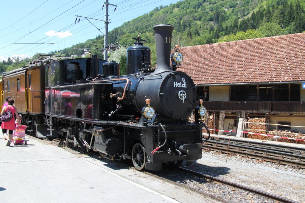 Jubilum,100 Jahre Chur-Disentis.In Ilanz prsentiert sich die Dampflok 
G 3/4  Heidi  Nr.11(SLM 1902)allerdigs nicht unter Dampf!Dahinter Ge 2/4 Nr.222.16.06.12