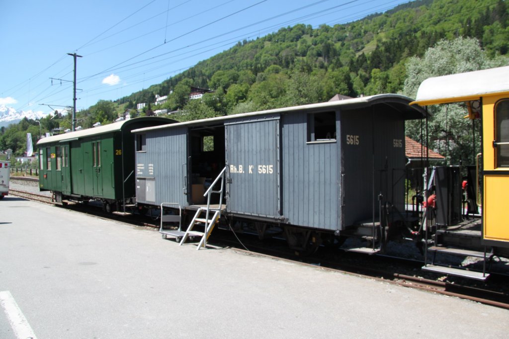 Jubilum,100 Jahre Chur-Disentis.In Ilanz prsentiert sich auch der hist.Bahnpostwagen  Z 26  sowie der gedeckte Gterwagen  K 5615.
16.06.12

