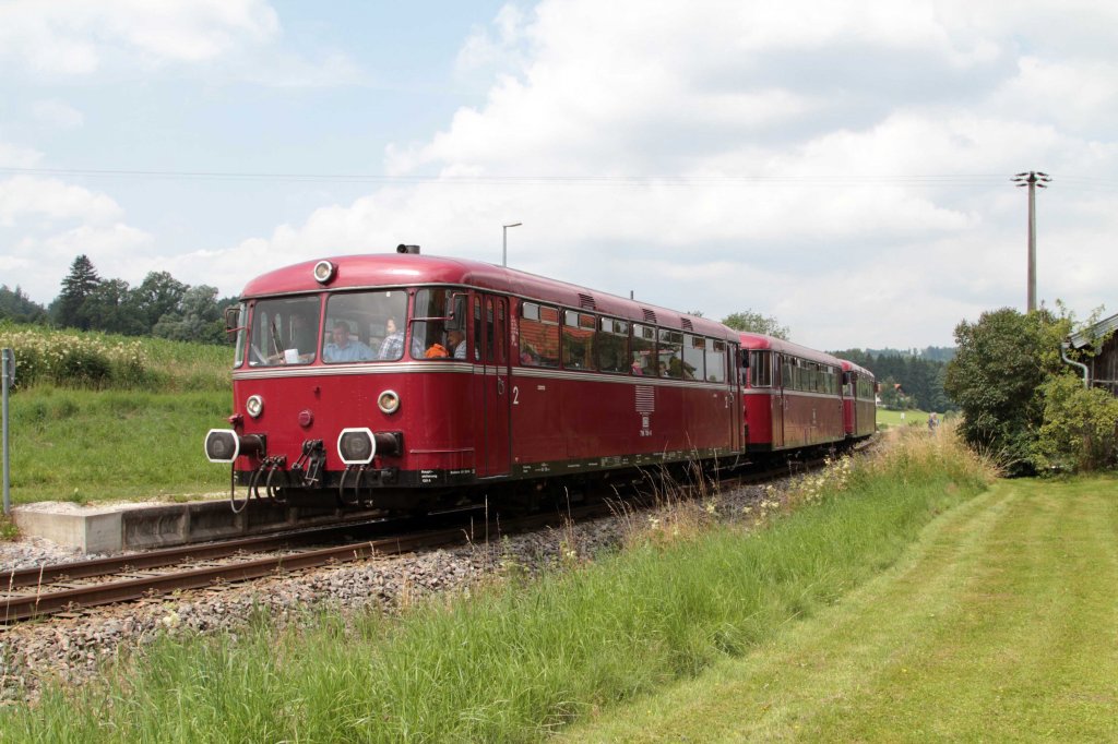 Jubilumsfahrt 110 Jahre Bahnstrecke Traunstein - Waging fhrt der Schienenbus Vt 98 (Passauer Eisenbahnfreunde) hier beim Haltepunkt Unteraschau am 07.07.2013

