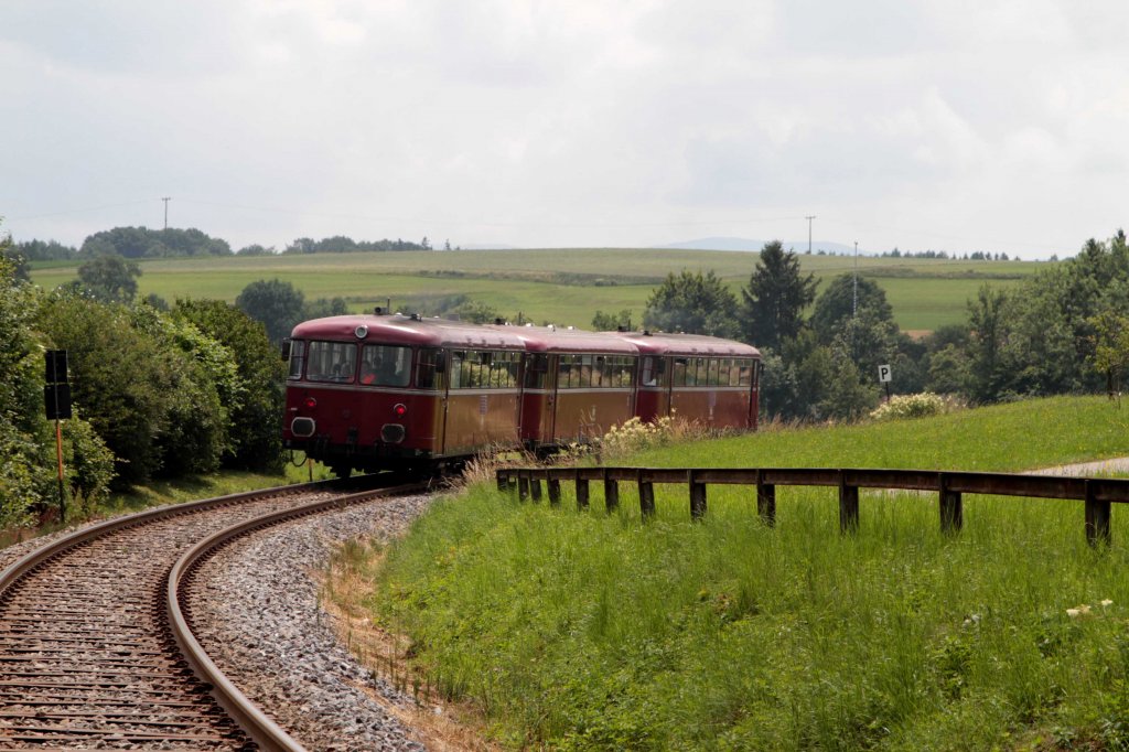 Jubilumsfahrt 110 Jahre Bahnstrecke Traunstein - Waging fhrt der Schienenbus Vt 98 (Passauer Eisenbahnfreunde) hier beim Kirchhallinger Berg am 07.07.2013 

