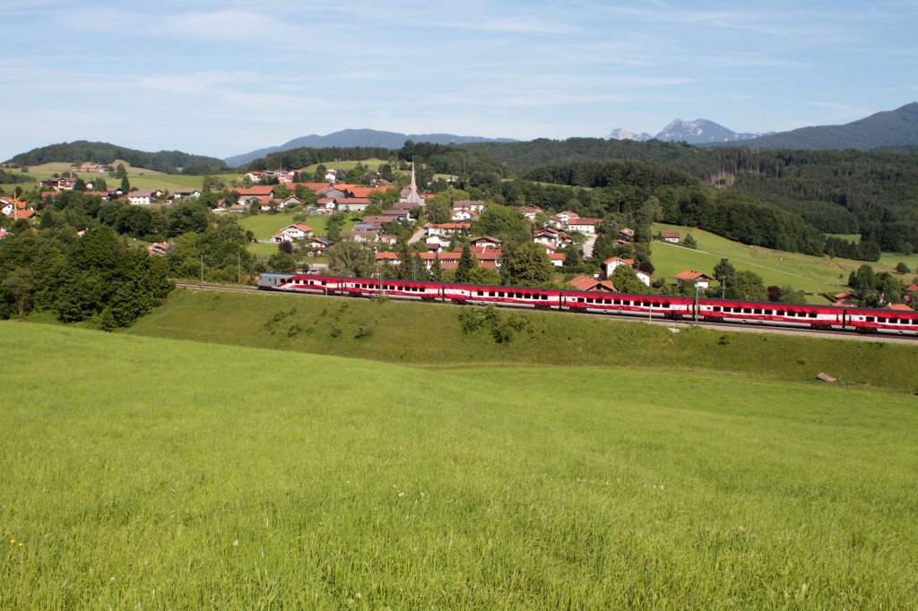 Jubilumszug 175 Jahre Eisenbahn in sterreich auf dem Weg als Korridorzug nach Salzburg mit Steuerwagen vorraus, aufgenommen am 15.06.2012 bei Bergen Obb.