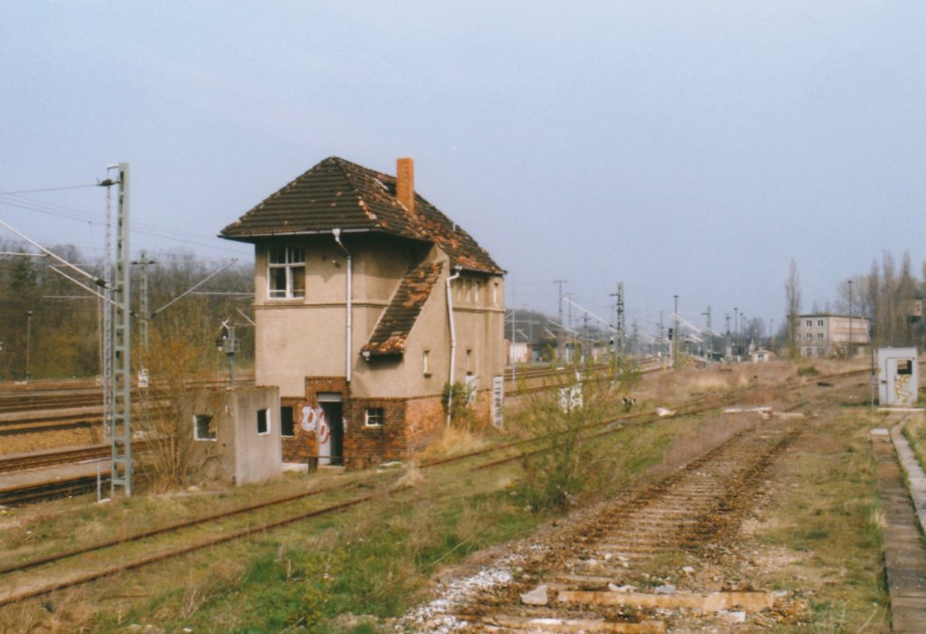 Jterbog, Frhjahr 1999, Blickrichtung Nord. Nicht mehr lange und das Estw wird den Bf bernehmen - noch ungltige Ks-Signale sind erkennbar. Das Gebude wurde inzwischen abgerissen.