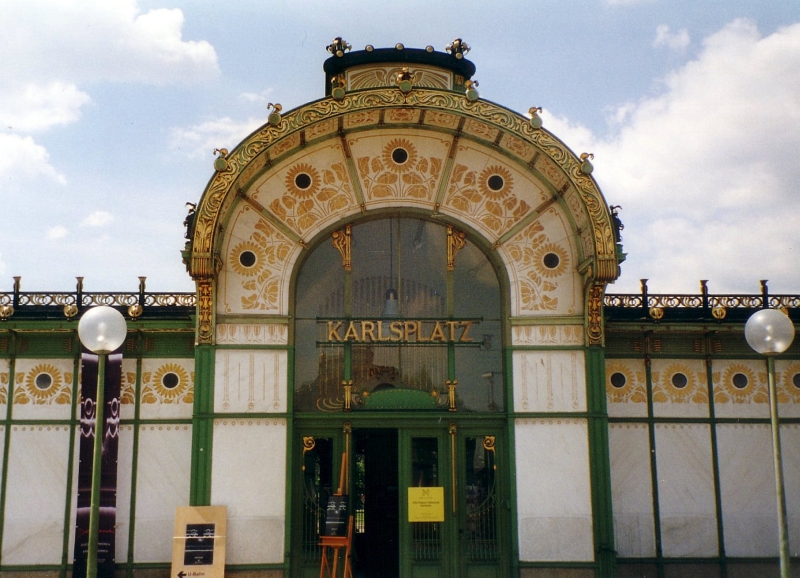 Jugendstil-Pavillon  Karlsplatz  der Wiener U-Bahn, entworfen von dem Architekten Otto Wagner. 1971 beim Bau der U-Bahn abgebrochen und eingelagert, 1978 restauriert und neu errichtet. Archiv - Scan vom Papierabzug. Mai 2002