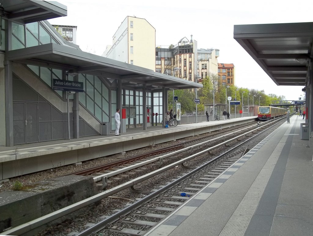 Julius-Leber-Brcke (Station der Wannseebahn S1), Bahnsteige, einfahrender Zug nach Wannsee (16.04.2011)