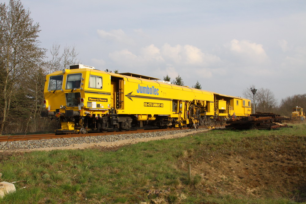 Jumbo Tec mit der Stopfmaschine in Hagenow. 13.04.2010