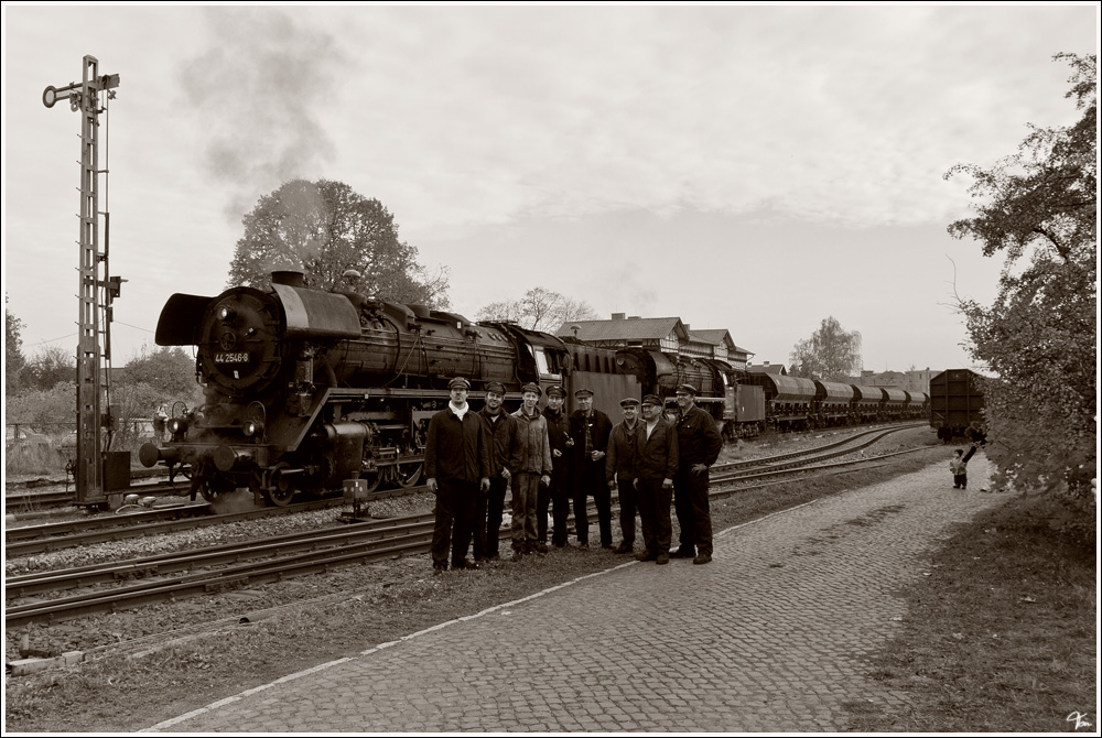 Jumbonauten - Die Lokmannschaften der 44 2546 & 44 1486 beim Fotoshooting, vor dem 2100 t schweren Kieszug von Immelborn nach Eisenach.  
Immelborn 29.10.2011