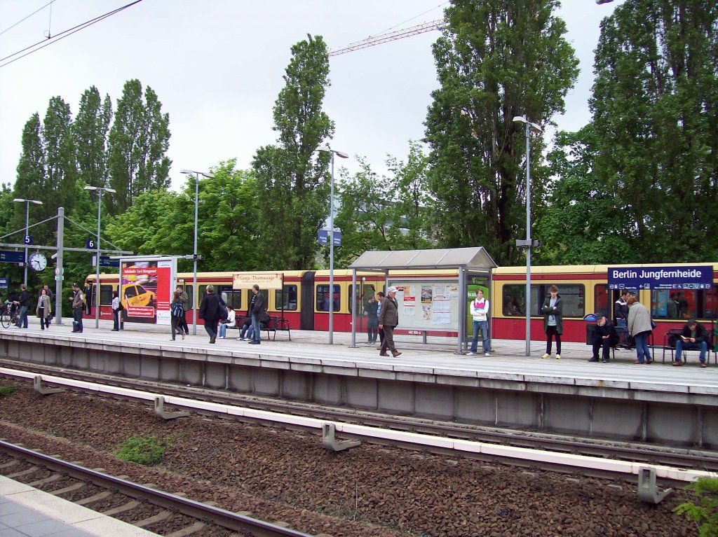 Jungfernheide, Station der Ring- und Regionalbahn, Ringbahnsteig mit S42 (20.05.10)