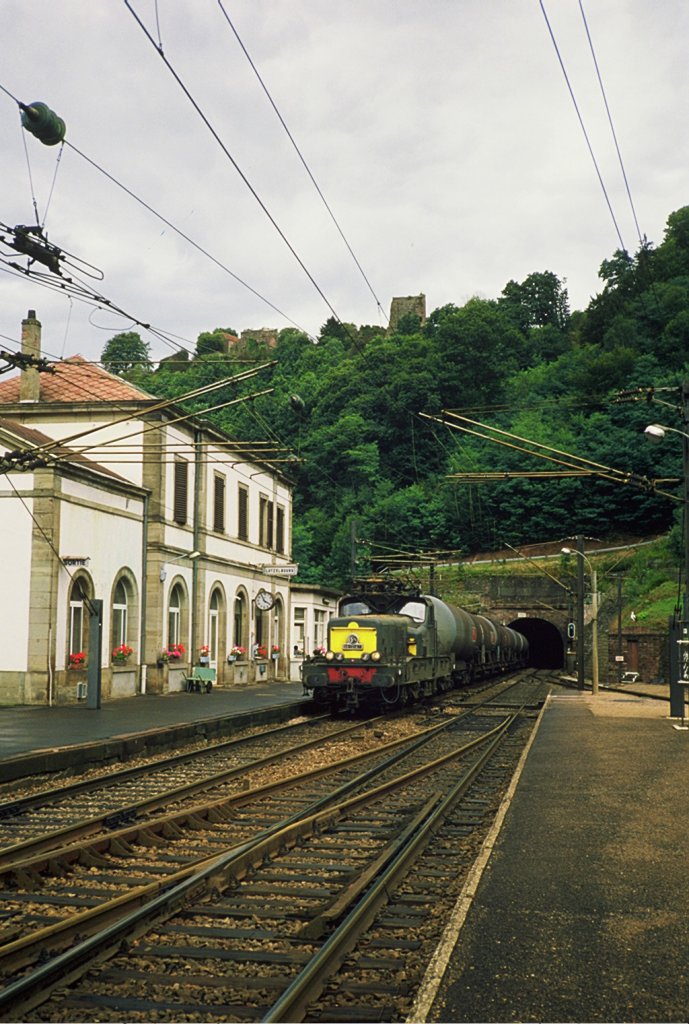 Juni 1988 : die BB 12147 aus Strassburg kommend durchfhrt den Bahnhof Lutzelbourg.