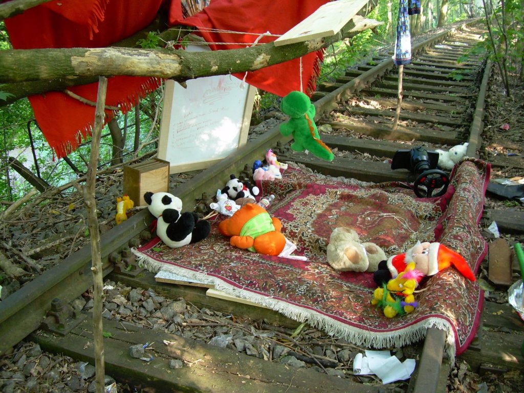Juni 2008, Siemensbahn, Gartenfeld - Jungfernheide. Kinderclub im Gleis. Die seit 1980 nicht mehr betriebene S-Bahn Strecke ist ein schnes Versteck. Die auf der Tafel deklarierten Regeln lassen nur auf eine Mdchenbande schlieen:
 Nicht Lgen
Nicht Prgeln
Keinem vom Klubhaus erzhlen
Immer zusammenhalten
Keine Ausdrcke 