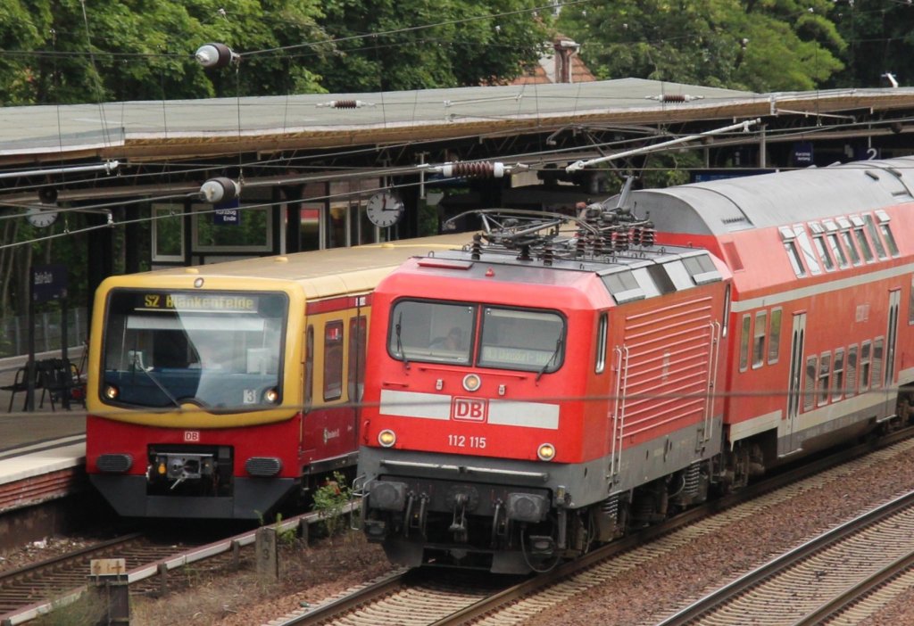 Juni 2013, Berlin-Buch. Nummernstein 14.3 zwischen S-Bahn und RE