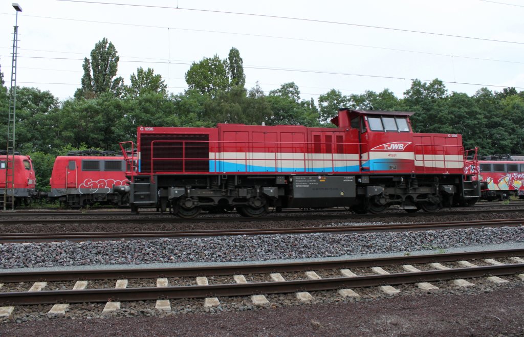 JWB 41551 am 16.08.2010 in Bremen-Neustadt vor dem traurigen Bild der dort abgestellten 140er-Reihe
