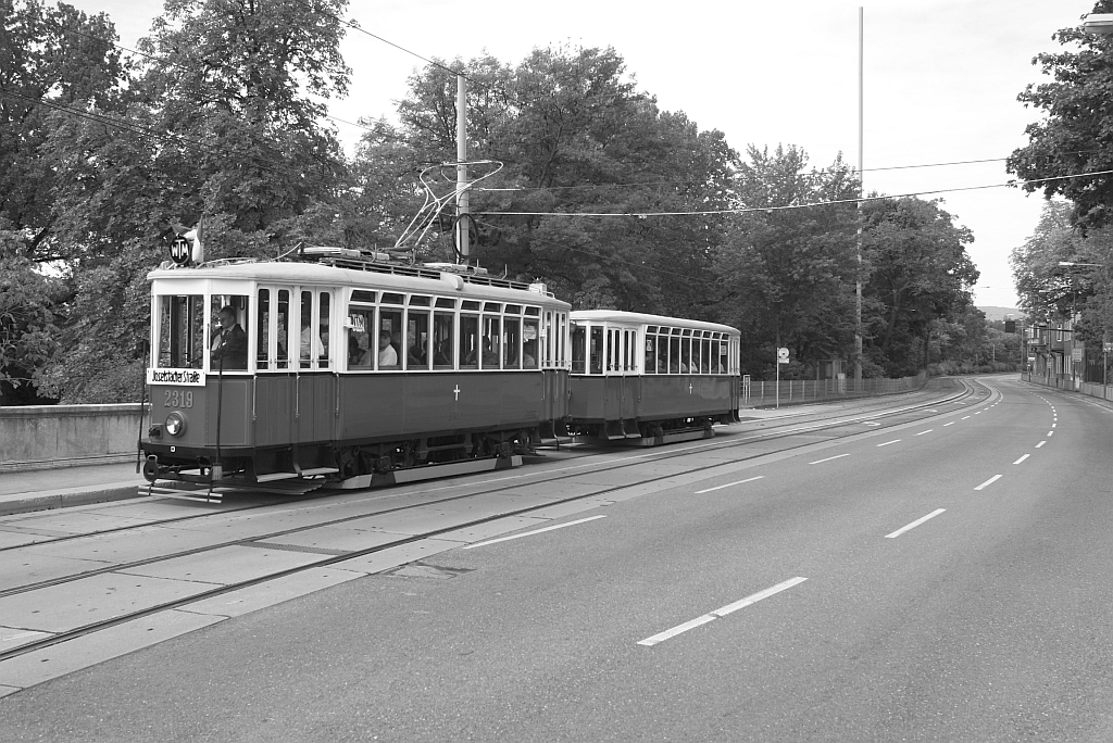K 2319 + k5 3964 des WTM als Sonderverkehr anllich des Tramwaytag am 15.09.2012 in der Station Schlo Schnbrunn.