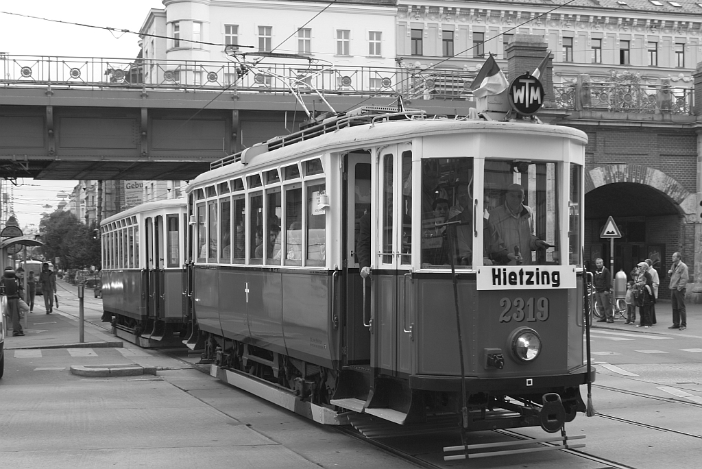 K 2319 + k5 3964 des WTM als Sonderverkehr anllich des Tramwaytag am 15.09.2012 die Station Thaliastrasse verlassend.