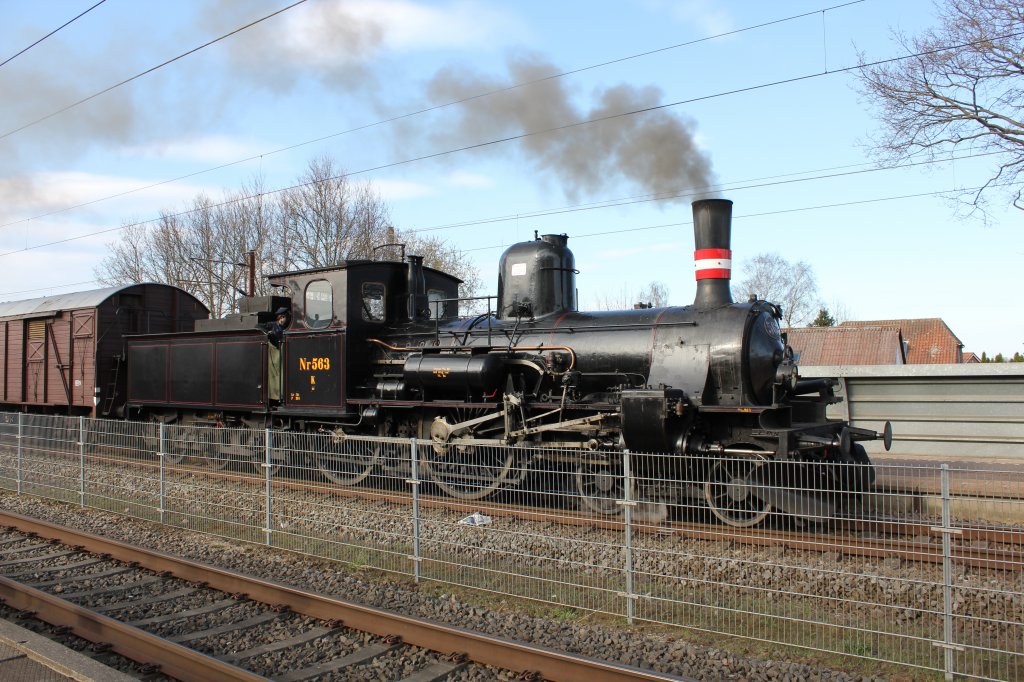 K 563 wurde, auf den Weg von Randers nach das Eisenbahnmuseum in Odense, berholt in Ejby, Fyn, 21. Apr 2013. 