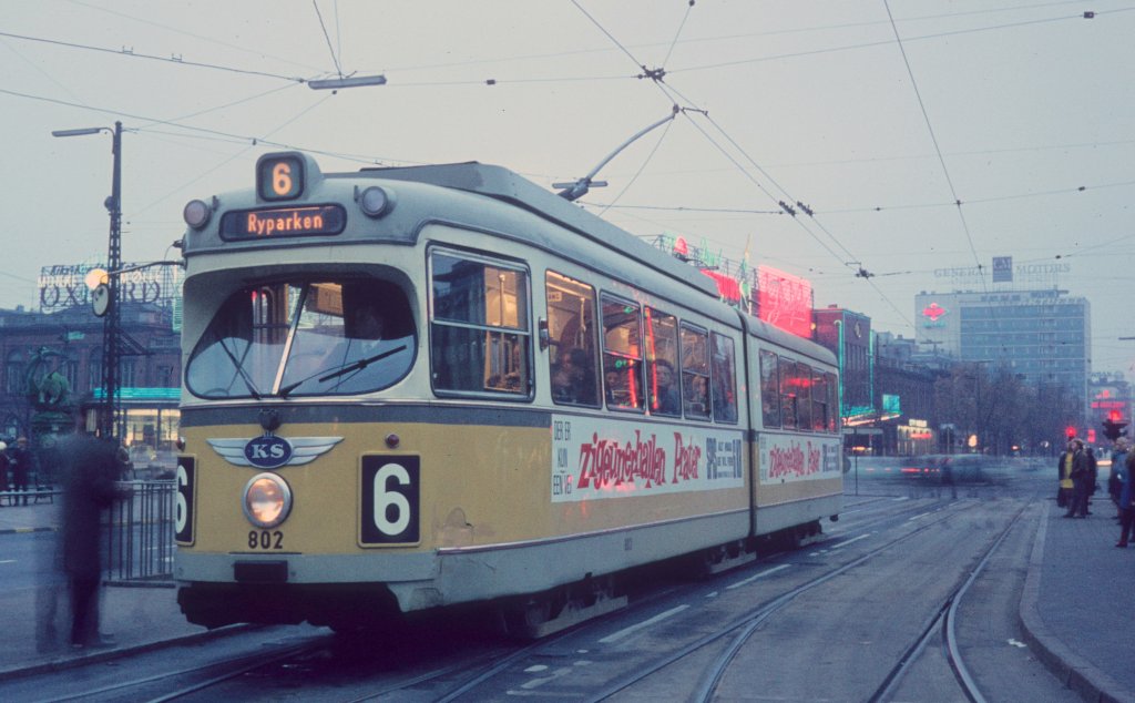 København / Kopenhagen Københavns Sporveje (KS) SL 6 (DÜWAG/Kiepe-GT6 802) Rådhusplads (: Rathausplatz) im November 1968. - Scan eines Diapositivs. Film: AGFA CT 18.