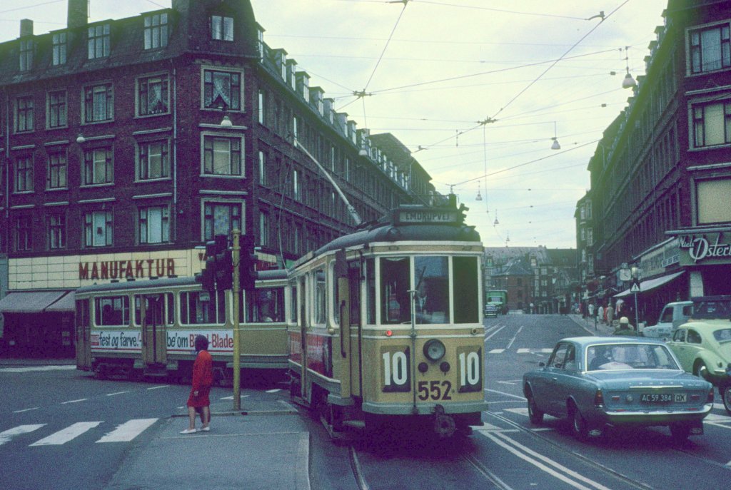 København / Kopenhagen Københavns Sporveje (KS) SL 10 (Tw 552 + Bw 15**) Valby, Toftegårds Allé / Rughavevej im Juni 1968. - Nach der Stillegung der Straßenbahnlinie 9 im Frühling 1966 wurden die Gleise in der Toftegårds Allé von Rughavevej bis Toftegårds Plads nur als Betriebsstrecke für Züge der Linien 10 und 16 verwendet, die vom und zum Betriebsbahnhof Valby fuhren. - Scan eines Diapositivs. Film: AGFA CT 18.  