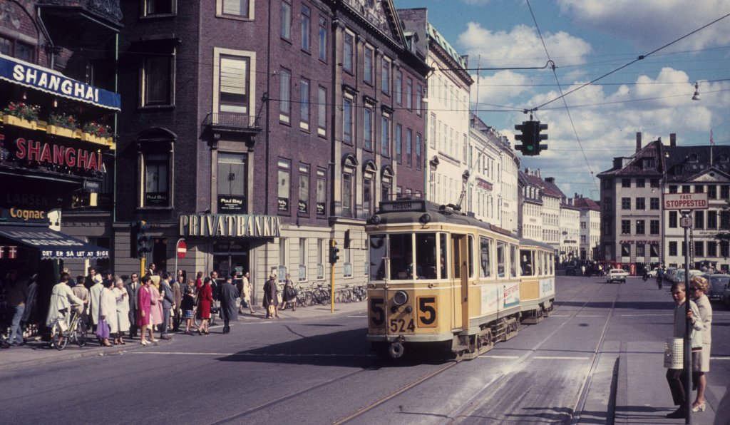 København / Kopenhagen Københavns Sporveje (KS) SL 5 (Tw 524 + Bw 15**) København K,  Gammeltorv (: Alter Markt) / Nygade im Mai 1968. - Scan eines Diapositivs.