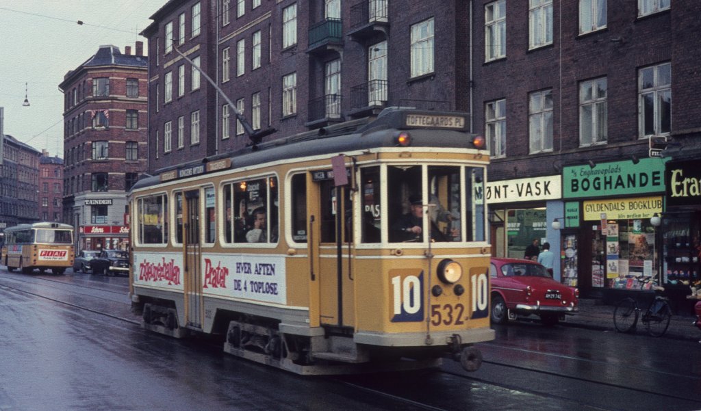 København / Kopenhagen Københavns Sporveje (KS) SL 10 (Tw 532) København V, Vesterbro, Enghave Plads am 9. Oktober 1968. - Scan eines Diapositivs. Film: AGFA CT 18.