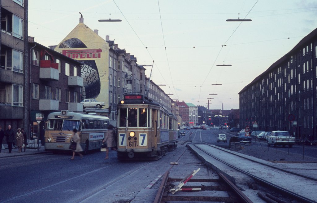 København / Kopenhagen Københavns Sporveje (KS) SL 7 (Tw 617 + Bw 15**) Frederikssundsvej im Oktober 1968. - Scan eines Diapositivs.