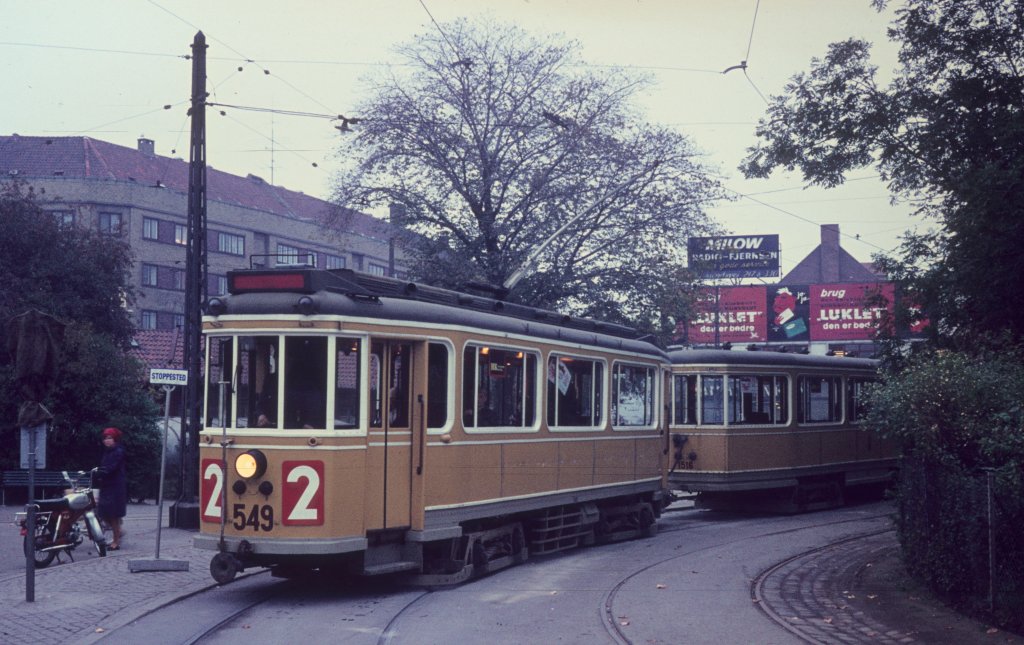 København / Kopenhagen Københavns Sporveje (KS) SL 2 (Tw 549 + Bw 1516) Brønshøj, Brønshøj Torv (Endstelle) im Oktober 1969. - Scan eines Diapositivs.