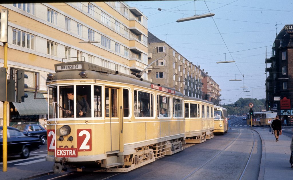 København / Kopenhagen Københavns Sporveje (KS) SL 2 (Tw 594 + Bw 15**) København K, Christianshavn, Torvegade / Christianshavns Torv im September 1969. - Scan eines Diapositvs.