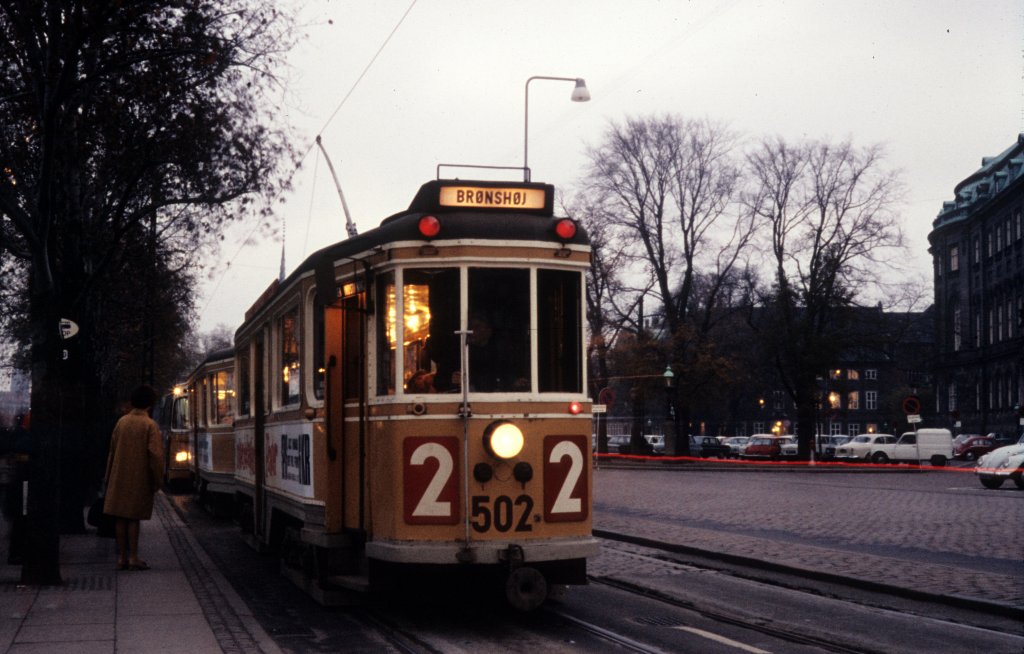 København / Kopenhagen Københavns Sporveje (KS) SL 2 (Tw 502 + Bw 15**) København K, Slotsholmen, Christiansborg Slotsplads / Højbro im Oktober 1968. - Scan eines Diapositivs.