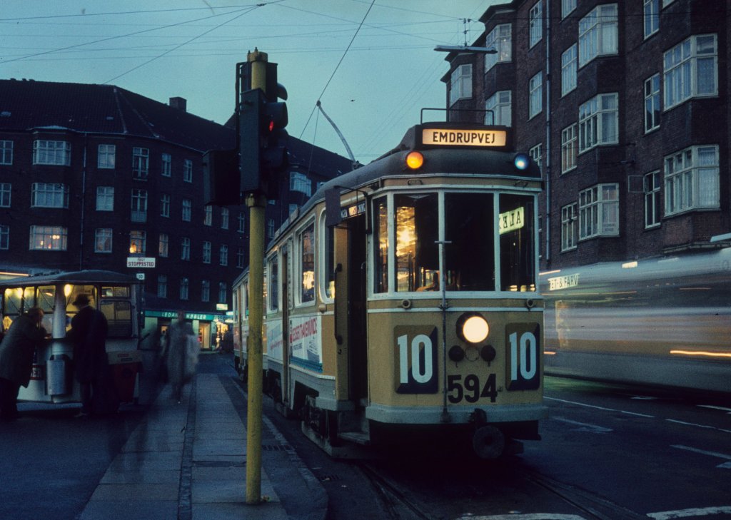 København / Kopenhagen Københavns Sporveje (KS) SL 10 (Tw 594 + Bw 15**) Valby, Toftegårds Plads (Endstelle) im Oktober 1968. - Scan eines Diapositivs,