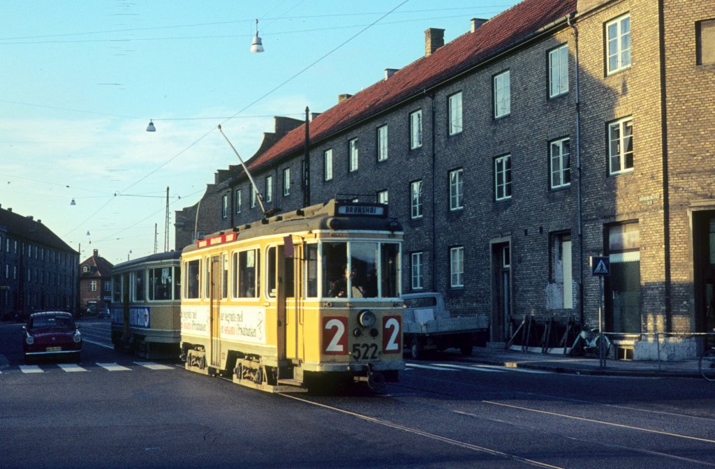 København / Kopenhagen Københavns Sporveje (KS) SL 2 (Großraumtriebwagen 522) Brønshøj, Annebergvej / Bellahøjvej im Oktober 1968. - Scan eines Diapositivs.