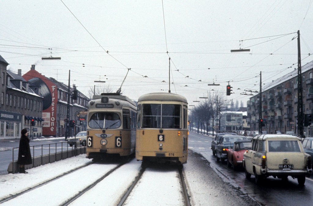 København / Kopenhagen Københavns Sporveje (KS) SL 6 (DÜWAG/Kiepe-GT6 881 / 876) København Ø, Østerbro, Lyngbyvej / Emdrupvej / Ole Nielsens Vej am 9. Februar 1969. - Scan eines Diapositivs.
