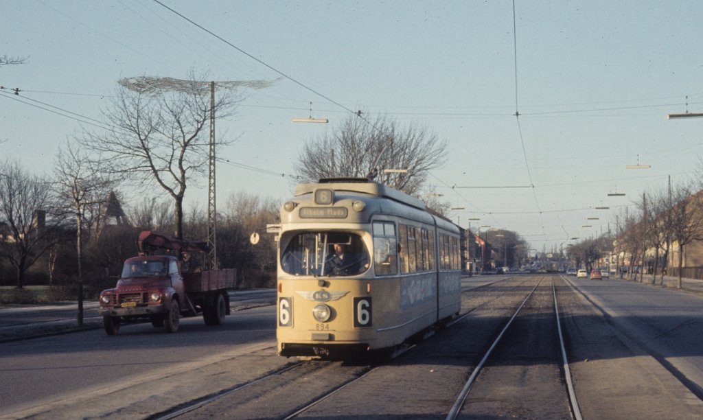 København / Kopenhagen Københavns Sporveje (KS) SL 6 (DÜWAG/Kiepe-GT6 894) København Ø, Østerbro, Lyngbyvej im Februar 1969. - Die Straßenbahnlinie 6 wurde am 27. April 1969 eingestellt. - Dieser Teil der Straße Lyngbyvej ist heute Teil einer Autobahn. - Scan eines Diapositivs.