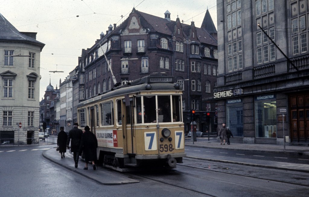 København / Kopenhagen Københavns Sporveje (KS) SL 7 (Großraumtriebwagen 598) København K, Gothersgade / Kronprinsessegade im Februar 1969. - Scan eines Diapositivs.