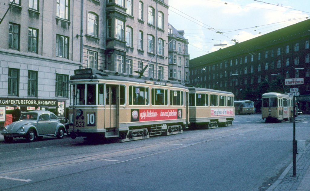 København / Kopenhagen Københavns Sporveje (KS) SL 10 (Großraumtriebwagen 532) København V, Vesterbro, Enghave Plads im Juni 1968. - Scan eines Diapositivs.