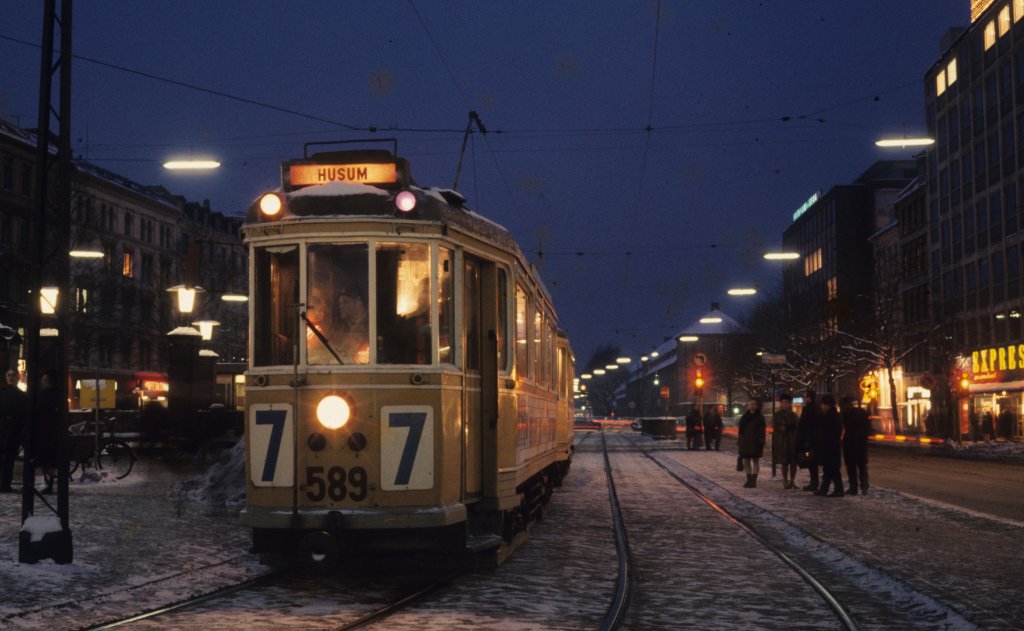 København / Kopenhagen Københavns Sporveje (KS) SL 7 (Tw 589) København K, Nørreport station (DSB-Bf Nørreport) im Februar 1969. - Scan eines Diapositivs.