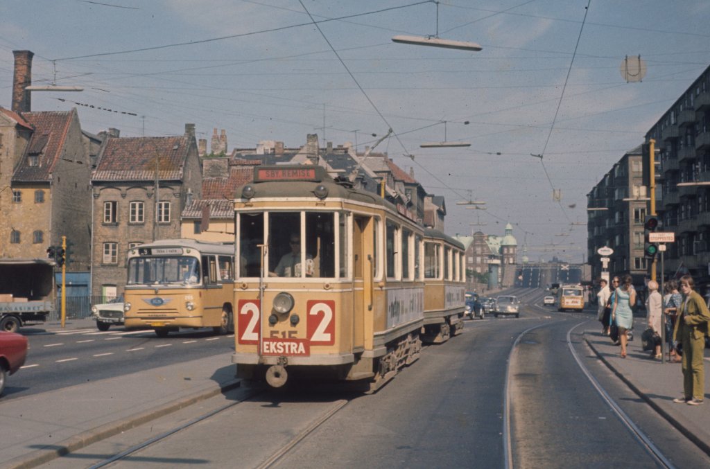 København / Kopenhagen Københavns Sporveje (KS) SL 2 (Tw 515) København K, Christianshavn, Torvegade / Christianshavns Torv im Juni 1969 - 'torv': 'Markt'. - Im Hintergrund öffnet sich die Klappbrücke Knippelsbro über dem Fahrwasser im Kopenhagener Hafen, damit ein großes Schiff / große Schiffe durchfahren kann / können. - Die Linie 2 war die letzte von drei Straßenbahnlinien (2, 8 und 9), die das Stadtviertel Christianshavn bedienten. - Scan eines Diapositivs.