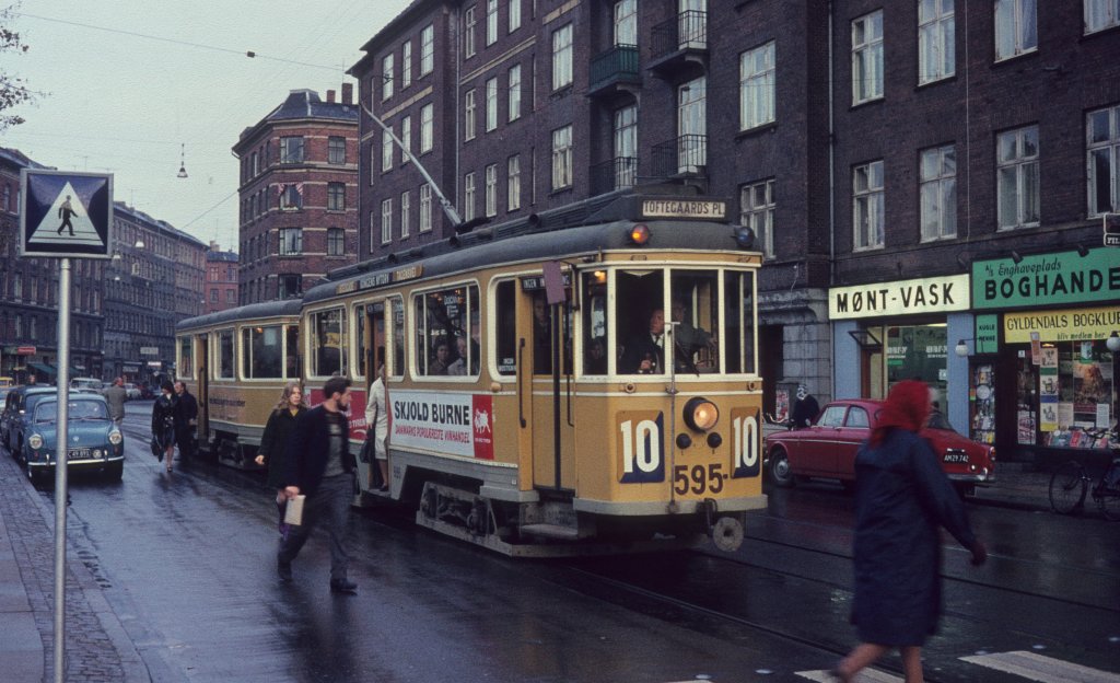 København / Kopenhagen Københavns Sporveje (KS) SL 10 (Großraumtriebwagen 595) København V, Vesterbro, Enghave Plads am 9. Oktober 1968. - Scan eines Diapositivs. Kamera: Canon Canonet QL 28.