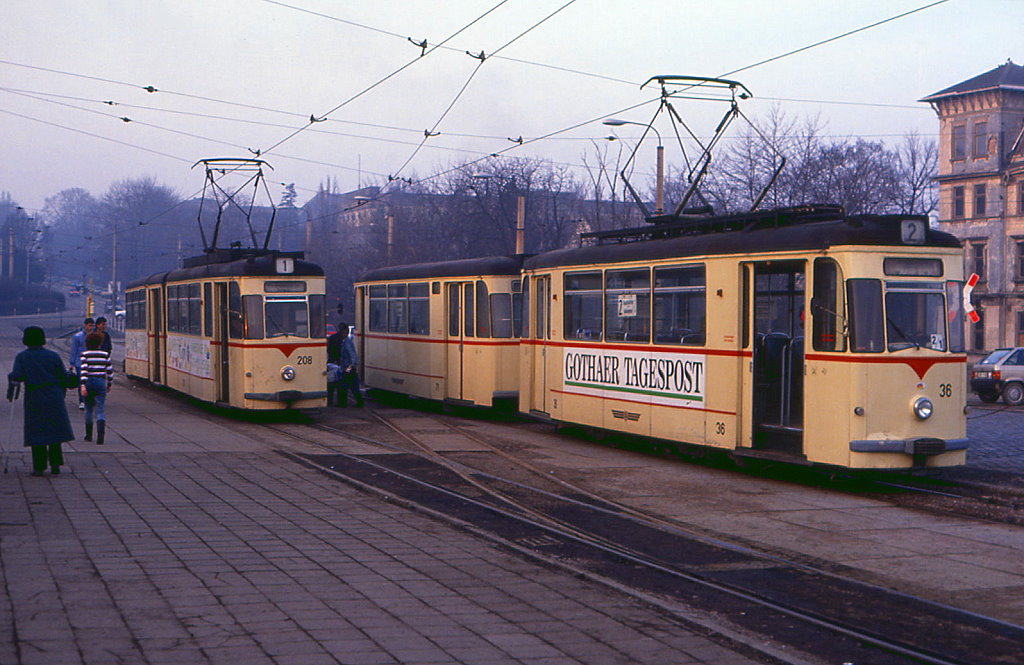Kaffeepause vor dem Gothaer Hauptbahnhof: Tw 208 sowie Tw 36 mit Bw 71, 26.02.1991.