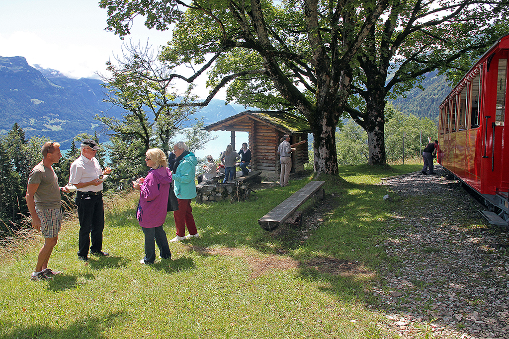 Kaffeepause whrend Fahrt mit dem B27-Salon Rouge (rechts im Bild). In der schnen Kreuzungsstelle Geldried (1024 m . M.) mit Grillplatz, im Hintergrund der Brienzer See. 16. Juli 2012, 13:49