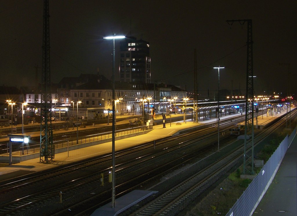 Kaiserslautern Hbf am 14.11.2011 bei nacht, aufgenommen vom EDEKA Parkhaus