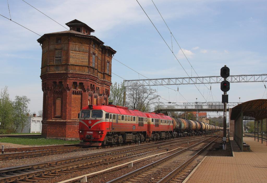 Kaisyadoris in Litauen am 29.4.2012.
Ein toller alter Wasserturm prgt das Bild dieses Bahnhofs.
Er ist zugleich Hintergrund fr die mit einem Tankzug gen Westen
fahrende 2M62 0566.