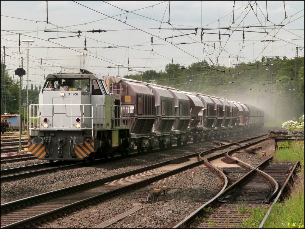 Kalk is in the air, das Motto zum Foto. Eine Mak G1206 zieht einen Kalkzug 
durch Duisburg Wedau im Juli 2012. Weil es so schn gestaubt hatte gibt es auch 
einen Nachschuss dieses Gterzuges.
