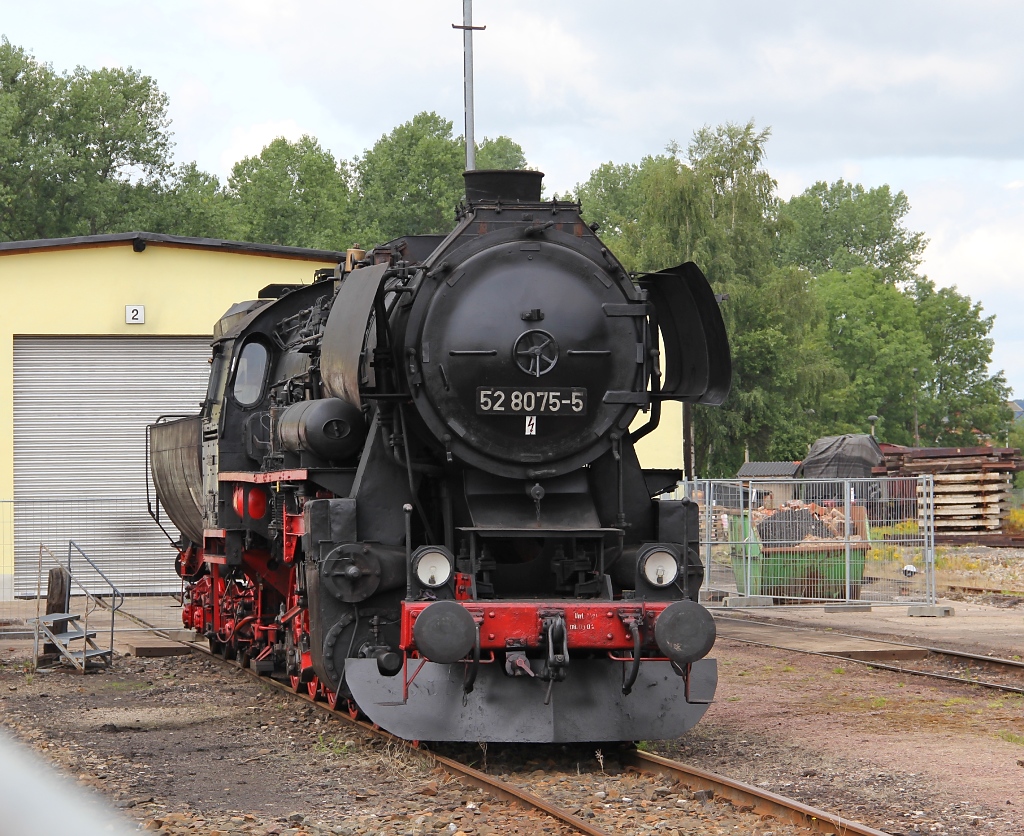 Kalt und an der Seite stand noch 52 8075-5. Aufgenommen am 23.07.2011 am Tag der offenen Tr bei Uwe Adam in Eisenach.