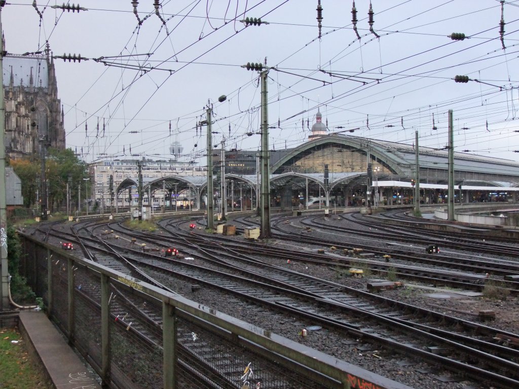 Kalter Wind und ein Regenschauer nach dem anderen machten am Nachmittag des 19.10.2010 den Fotostandpunkt zwischen Hohenzollernbrcke und Hauptbahnhof zu einen unwirtlichen Ort. Sogar der Bahnverkehr suchte Deckung!