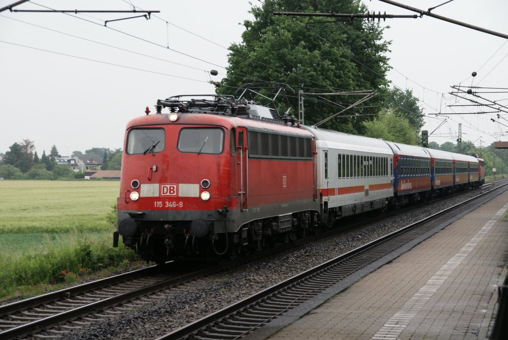 Kamen Methler, 12.6.´10: Nach der Ankunft aus Dsseldorf-Rath passierte diese 113 346-9 mit einem IC- und 4 Bahntouristikwaggons und der kalten 115 382-3 den Bf.Kamen-Methler