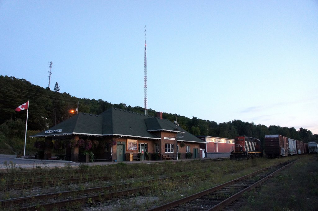 Kanada / Ontario: Lok 4132 der CN (Canadian National Railway) am Abend des 31. August 2012 im Bahnhof von Huntsville.